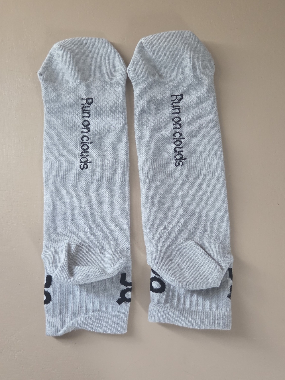 On Running Light Gray Low-Cut Athletic Socks